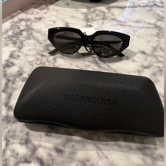 NWT Balenciaga Cat Eye Sunglasses Black - Picture 1 of 6
